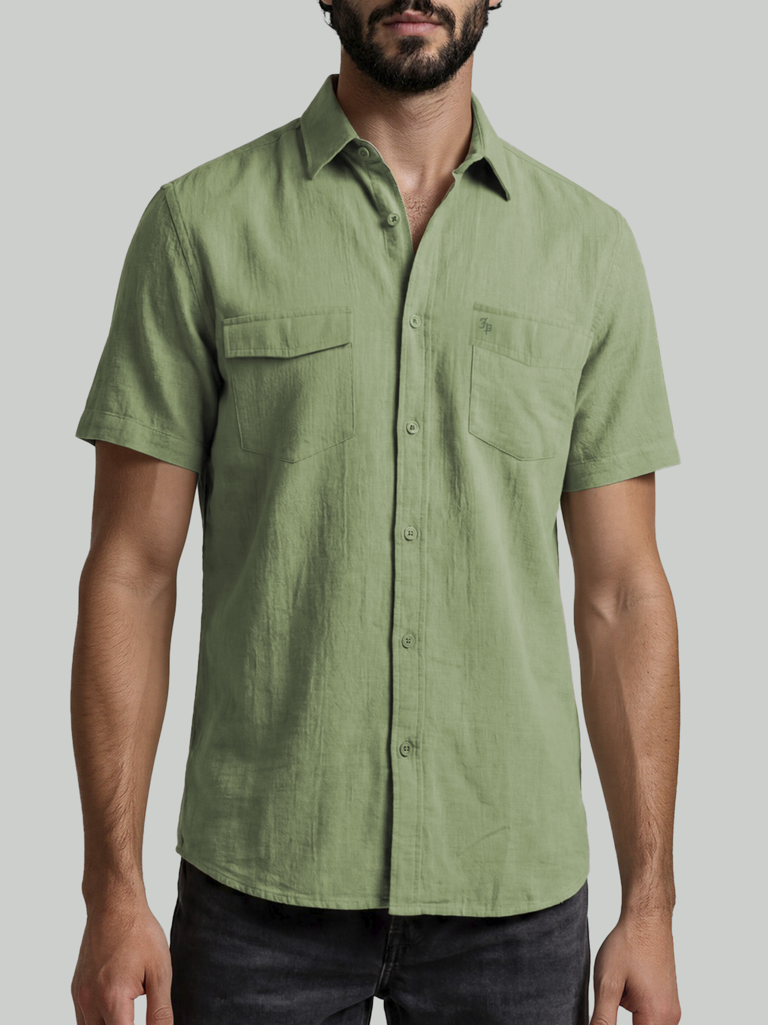 camisa manga corta para hombre en algodón 100% color verde oliva. Diseño elegante con cuello oculto, bolsillos y estilo natural. John Paolo.
