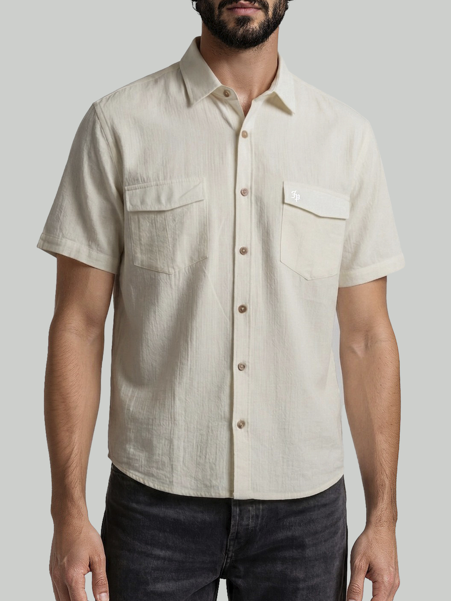 camisa manga corta para hombre en algodón 100% color blanco marfil. Diseño elegante con cuello oculto, bolsillos y estilo natural. John Paolo.