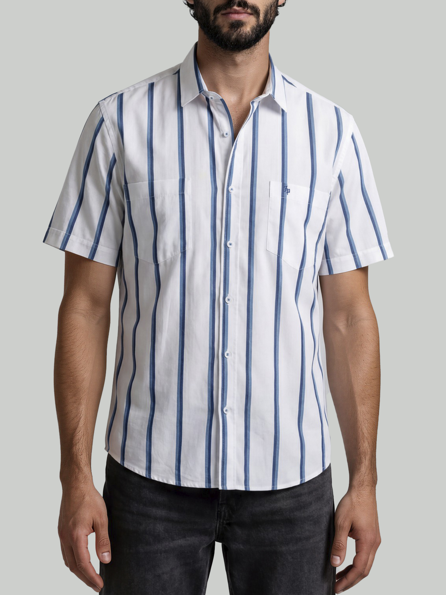 Compra camisa blanca manga corta para hombre en popelina 100% algodón. Diseño con líneas de contraste, doble bolsillo y detalles premium John Paolo. Fresca y elegante.