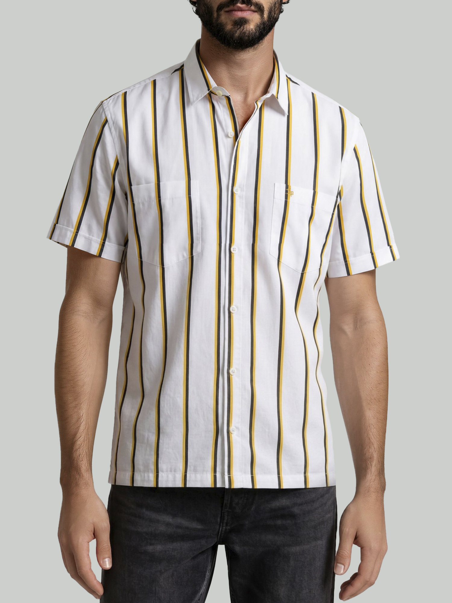 Camisa blanca manga corta en popelina 100% algodón con líneas verticales de contraste. Diseño fresco, moderno y funcional con doble bolsillo, cuello con botón oculto y detalles premium exclusivos de John Paolo.
