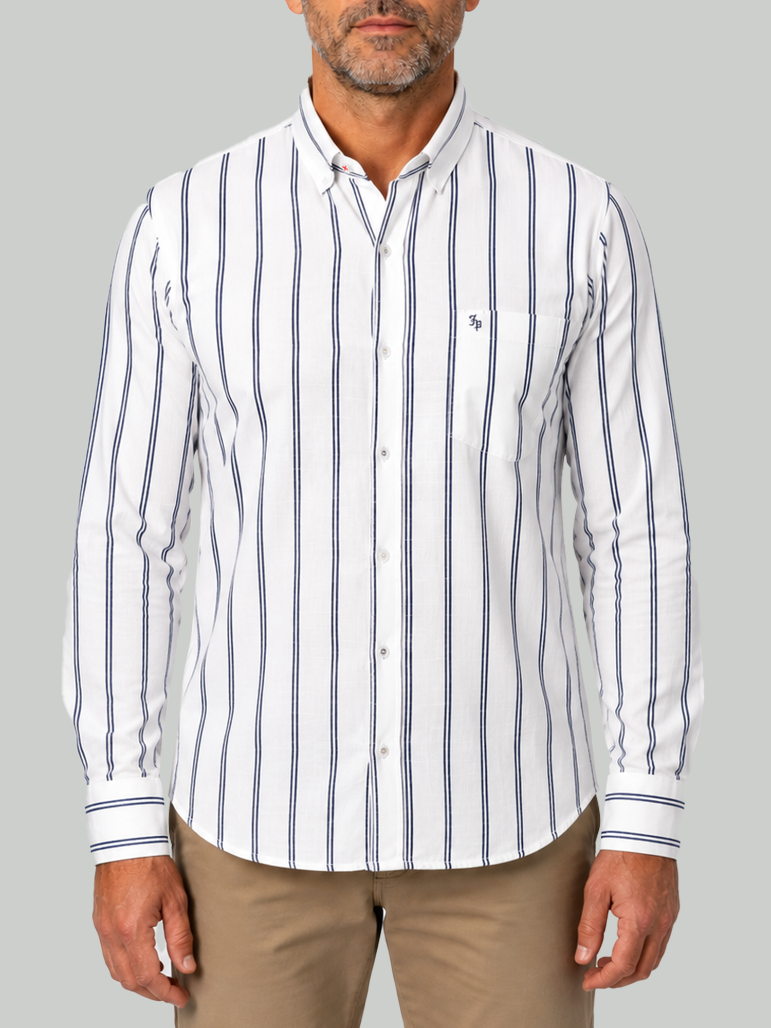 Refina tu estilo con esta camisa de lino color hueso de John Paolo. Su diseño de líneas verticales estiliza la silueta, mientras su confección en algodón 100% garantiza frescura, comodidad y durabilidad. Ideal para looks elegantes y casuales con un toque premium.