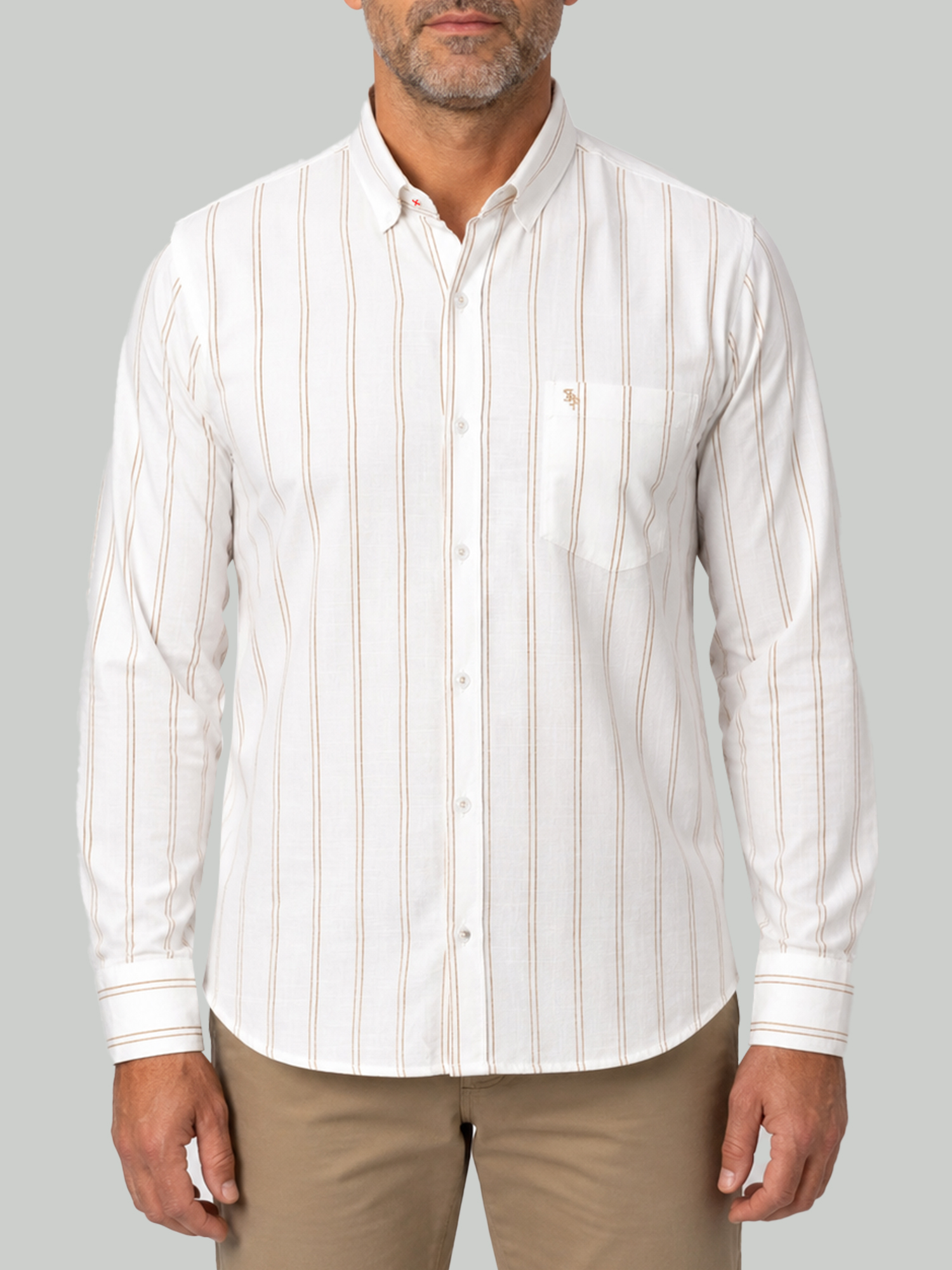Compra camisa de lino para hombre color hueso con líneas verticales. Diseño elegante, fresca en algodón 100% y confección premium John Paolo. Envíos en Colombia.